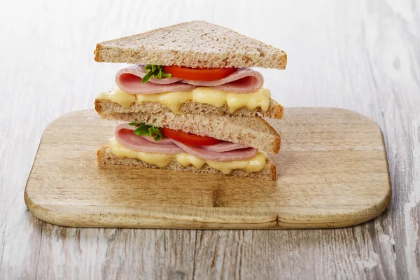 Roti lapis panggang dengan keju ham dan tomat — Stok Foto