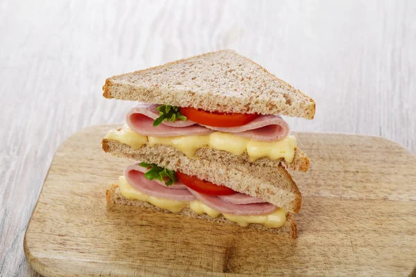 トースト サンドイッチ ハムとチーズとトマトのグリル — ストック写真