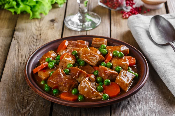 Rindereintopf mit Erbsen und Karotten — Stockfoto