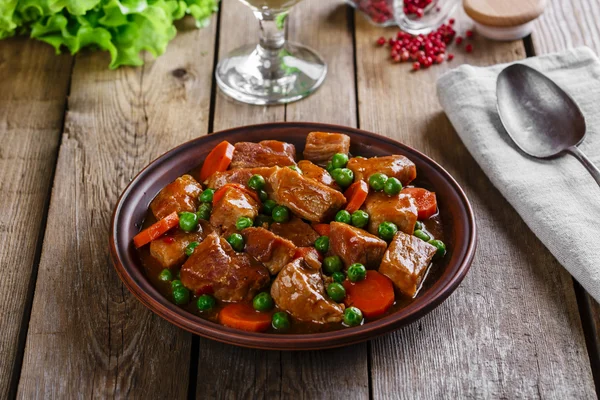 Estofado de carne con guisantes y zanahorias — Foto de Stock