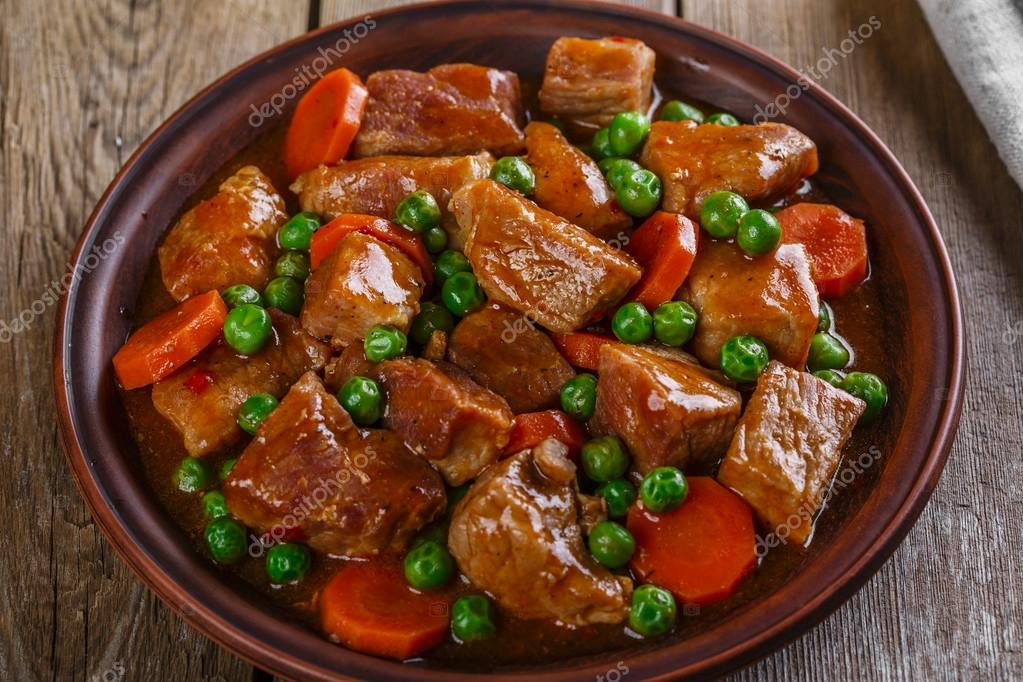 филе из говядины. говядина зеленый горошек. говядина с морковью и горошком. говядина зеленый горошек. тушеная говядина с горошком.