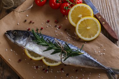 Limon domates ve biberiye ile ham uskumru