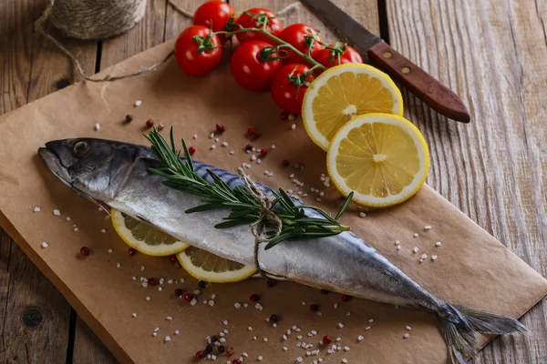 Raw mackerel with lemon tomatoes and rosemary — Stock Photo, Image