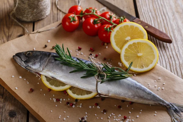 Raw mackerel with lemon tomatoes and rosemary — Stock Photo, Image