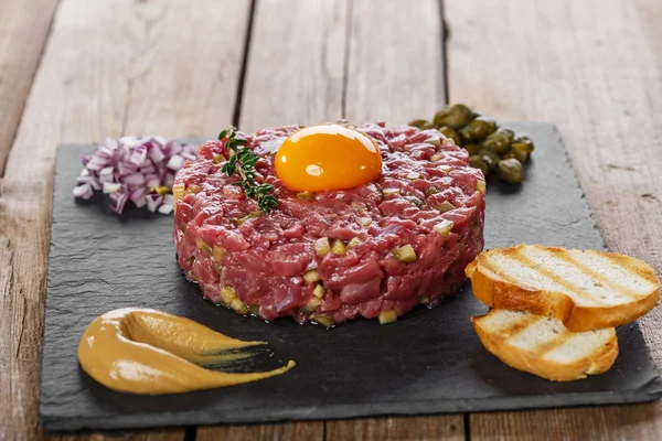 Rindfleisch-Tatar mit Kapern und Zwiebeldotter mit Senf — Stockfoto