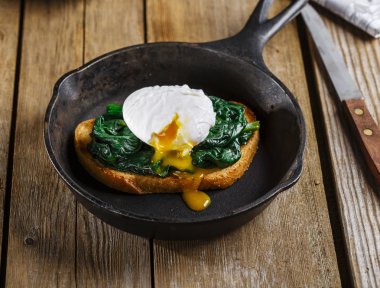 Bruschetta ıspanak ve haşlanmış yumurta ile