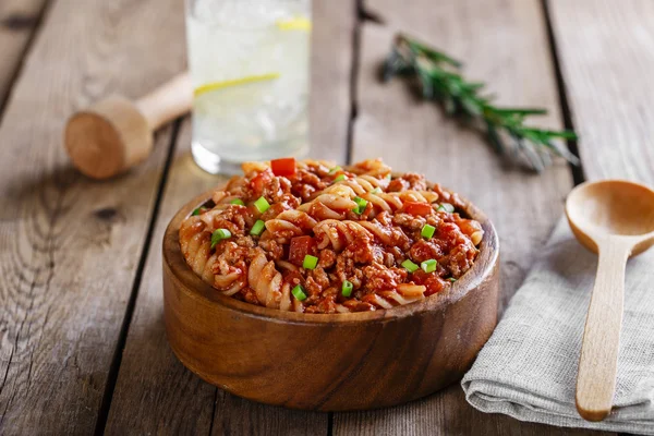Fusilli pasta met gehakt vlees en tomatensaus — Stockfoto