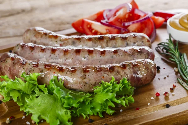 A táblán a grill, sült kolbász — Stock Fotó