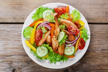 Izgara tavuk fileto domates biber ve salatalık salatası