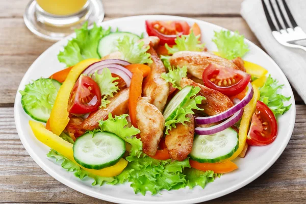 Insalata con filetto di pollo alla griglia peperoni e cetriolo — Foto Stock