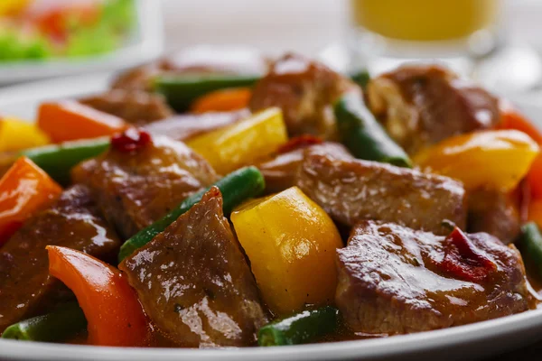 Rindereintopf mit Paprika und grünen Bohnen — Stockfoto