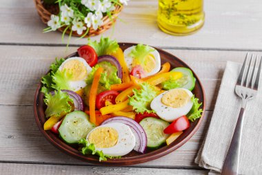 Biber domates salatalık ve yumurta ile sebze salatası