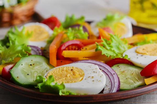 蔬菜沙拉配辣椒西红柿黄瓜和鸡蛋 — 图库照片