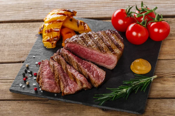 Grillezett marhahús steak ritka szeletelt zöldségek — Stock Fotó