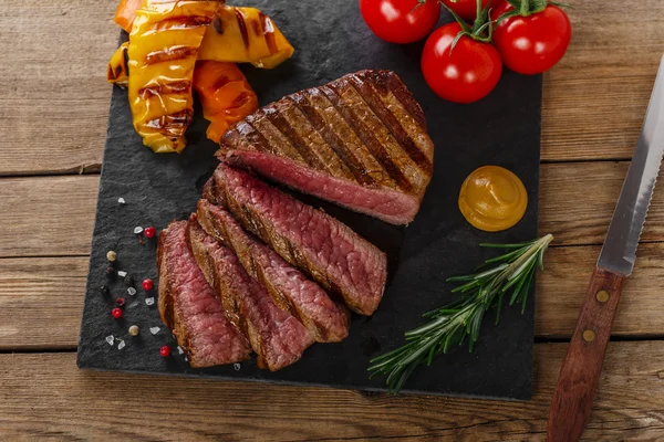 牛肉のグリル ステーキ珍しい野菜とスライス — ストック写真