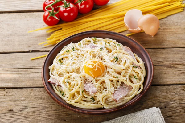 Makaron carbonara na talerzu z żółtkiem jaj i serem parmezanowym — Zdjęcie stockowe