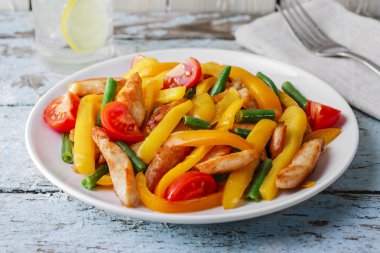 Kızarmış tavuk fileto biber domates yeşil fasulye dilimlenmiş