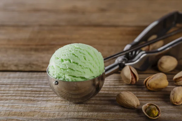 Bola de sorvete de pistache em uma colher de colher — Fotografia de Stock