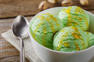 Fıstıklı dondurma topu akçaağaç şurubu dökülür