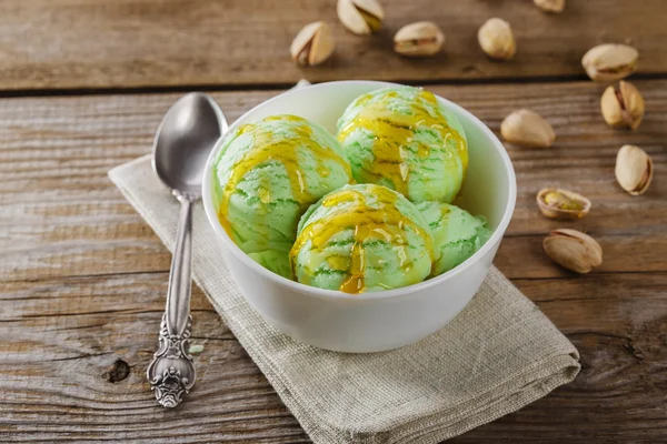 Pistáciovou zmrzlinou míč nalil javorový sirup — Stock fotografie