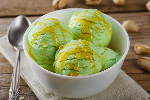 Pistacho helado bola vertido jarabe de arce —  Fotos de Stock