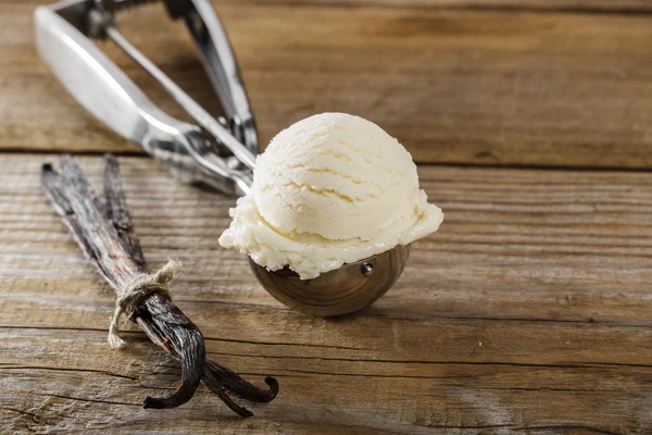 Bola de helado de vainilla en una cuchara — Foto de Stock