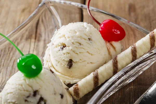 Bílá koule zmrzliny s čokoládovými kousky — Stock fotografie