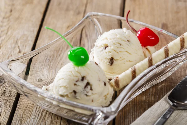 Bola blanca de helado con chispas de chocolate — Foto de Stock