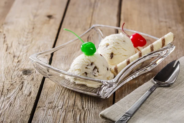 White ball of ice cream with chocolate chips — Stock Photo, Image