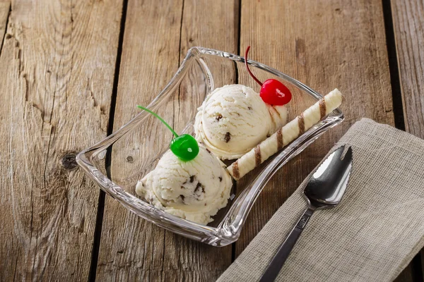 Bola blanca de helado con chispas de chocolate — Foto de Stock