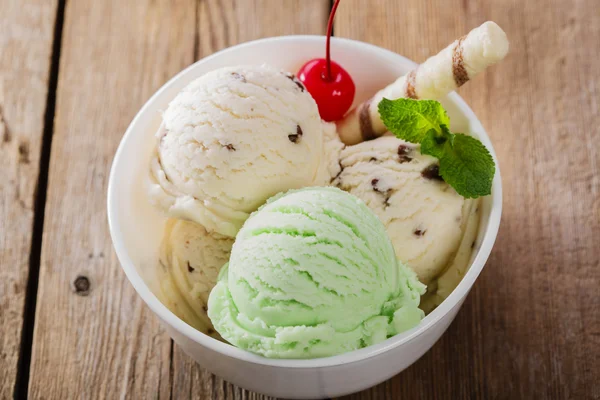 Ball pistachio and white ice cream in a bowl — Stock Photo, Image