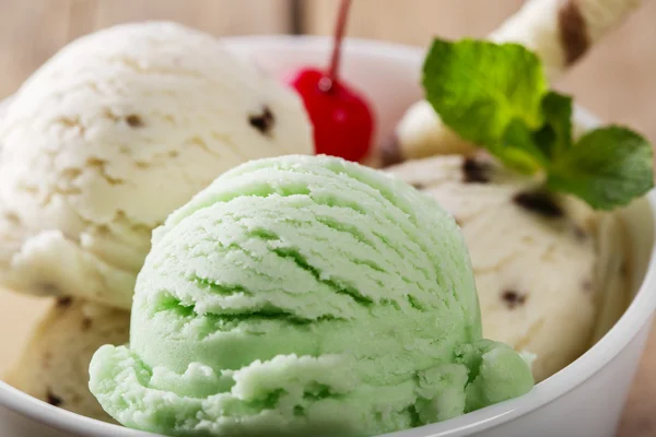 一碗冰淇淋球阿月浑子和白色 — 图库照片