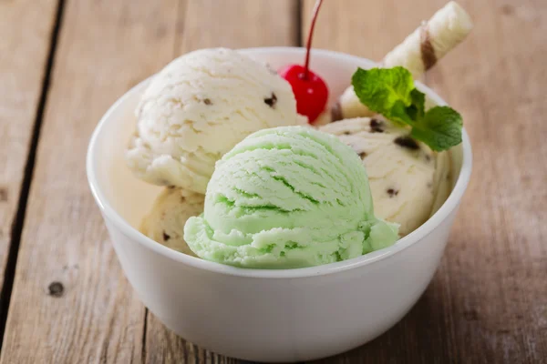 一碗冰淇淋球阿月浑子和白色 — 图库照片