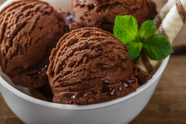 Čokoládové kávové zmrzliny koule v misce — Stock fotografie