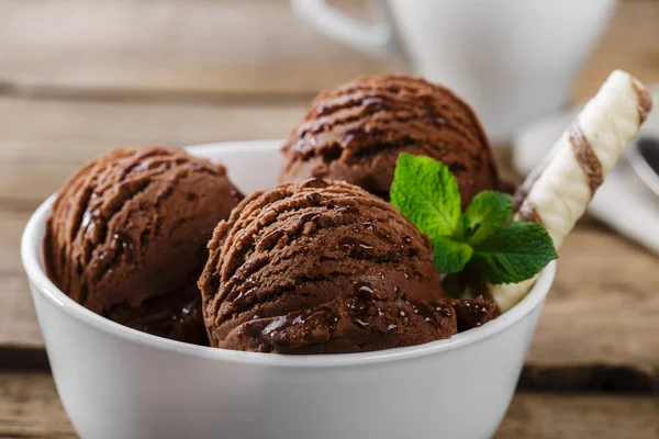 一碗巧克力咖啡冰淇淋球 — 图库照片