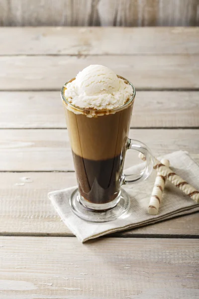 Café frío con helado en un vaso — Foto de Stock