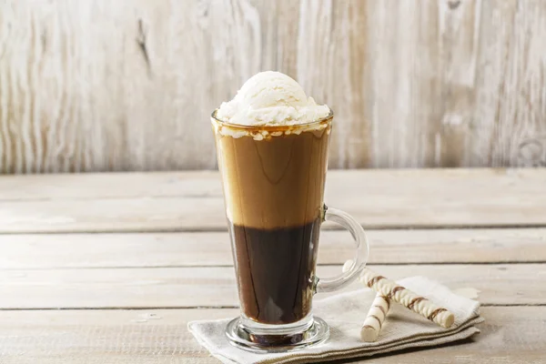 グラスにアイスクリームと冷たいコーヒー — ストック写真