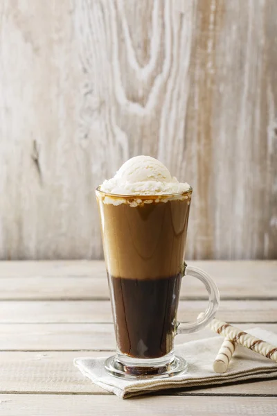 Caffè freddo con gelato in un bicchiere — Foto Stock