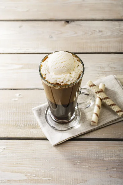 Kalter Kaffee mit Eis im Glas — Stockfoto
