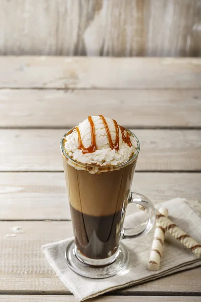 Café frío con helado y caramelo en un vaso — Foto de Stock