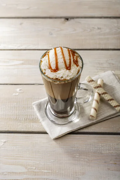 Café frío con helado y caramelo en un vaso — Foto de Stock