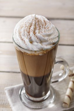 Süt ve buzdan ibaret bir cam ile buzlu kahve