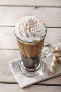 Süt ve buzdan ibaret bir cam ile buzlu kahve