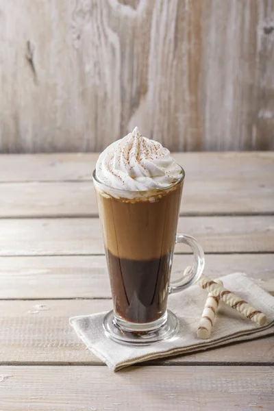 Eiskaffee mit Milch und Eis im Glas — Stockfoto