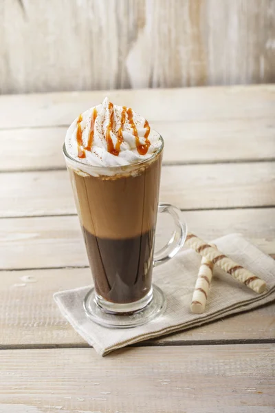 Café gelado com leite e sorvete de caramelo — Fotografia de Stock