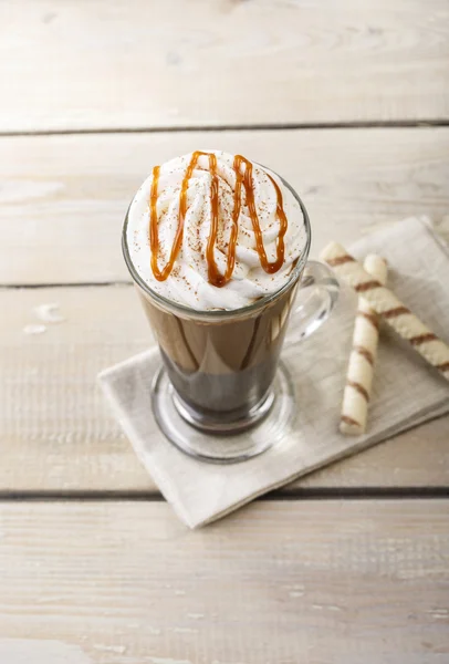 Café gelado com leite e sorvete de caramelo — Fotografia de Stock