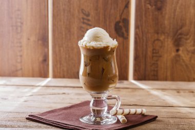 Süt ve dondurmalı buzlu kahve.