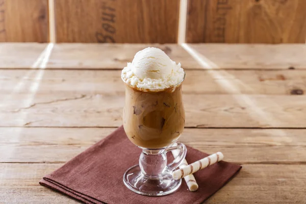 Café helado con leche y helado — Foto de Stock