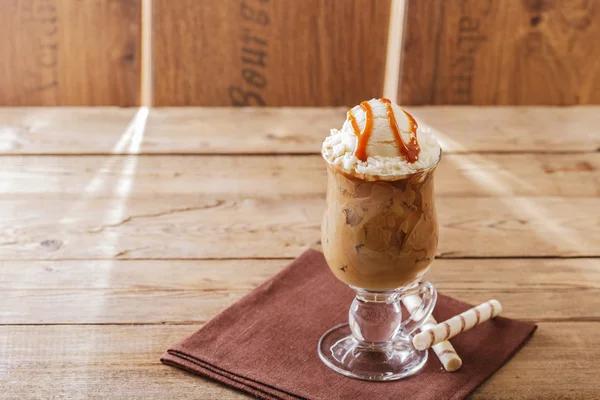 Café helado con leche y helado de caramelo — Foto de Stock