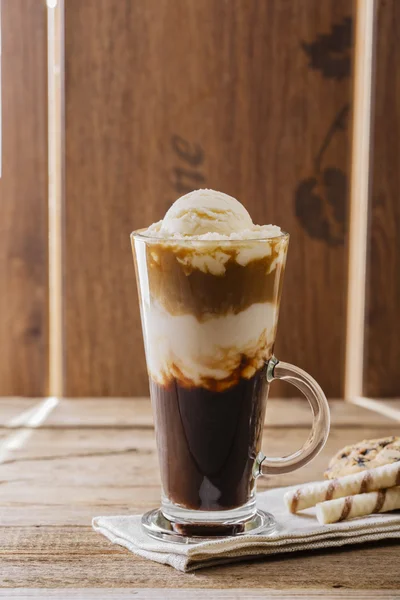 ミルクとアイスクリームを使ったアイスコーヒー — ストック写真